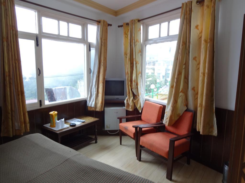 Hotel Ratan Dehradun Bagian luar foto