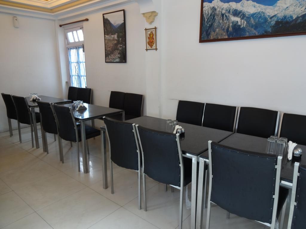 Hotel Ratan Dehradun Bagian luar foto